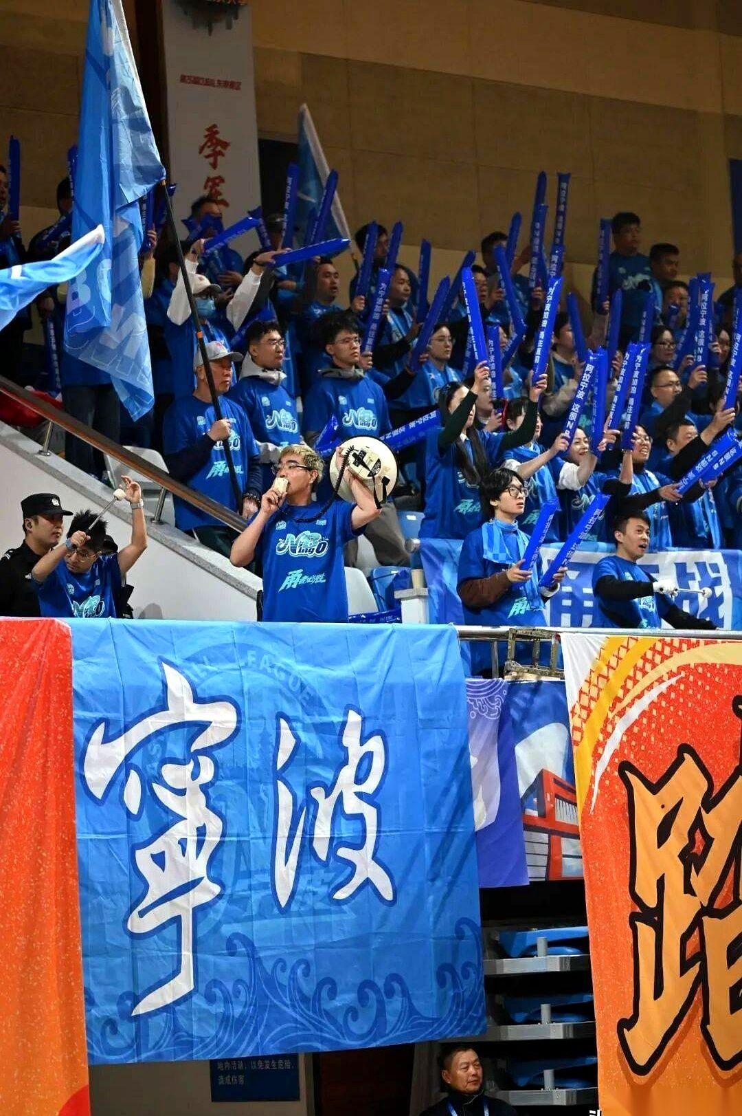 真他娘的邪门了。
一支队，一个国手都没有，反手就把卫冕冠军给干翻了。
一次也就算