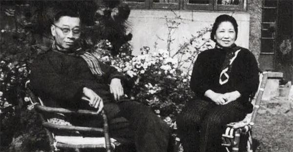 老舍与赵清阁同居，妻子带孩子找来，赵写信：各据一城，永不相见。 1942年重庆的