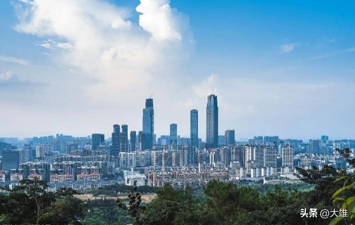 桂林
桂林的山水甲天下，是世界旅游景点的一张名片
桂林的山与雄伟的泰山、红叶似火