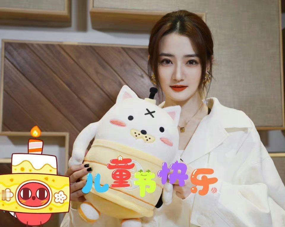 #徐璐[超话]##徐璐的备忘璐#XL这个世界总是风尘仆仆，只愿我们不减童真。永远