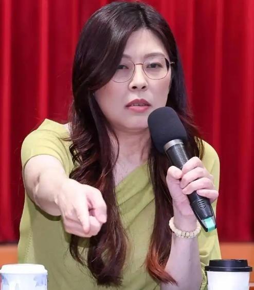 丢掉幻想，准备斗争！国民党已经正式退出了历史舞台的主角席位。郑丽文曾公开拒绝一国