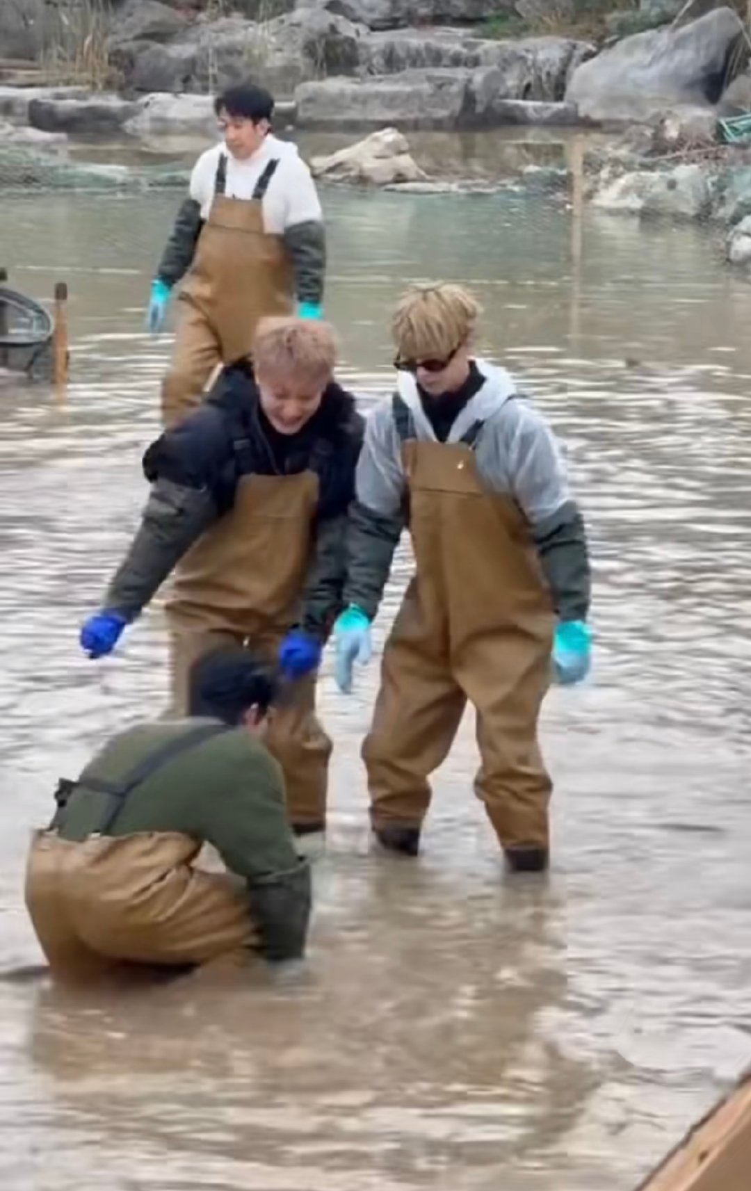 范丞丞抓鱼被熏吐了范丞丞被熏yue了 心疼又想笑！范丞丞满心欢喜抓鱼，结果被熏得
