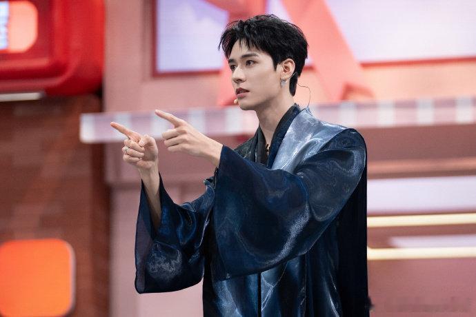 龚俊音准不好音量不小一唱歌自带“大喇叭”效果，超显眼，人间扩音器龚俊开口自带环绕