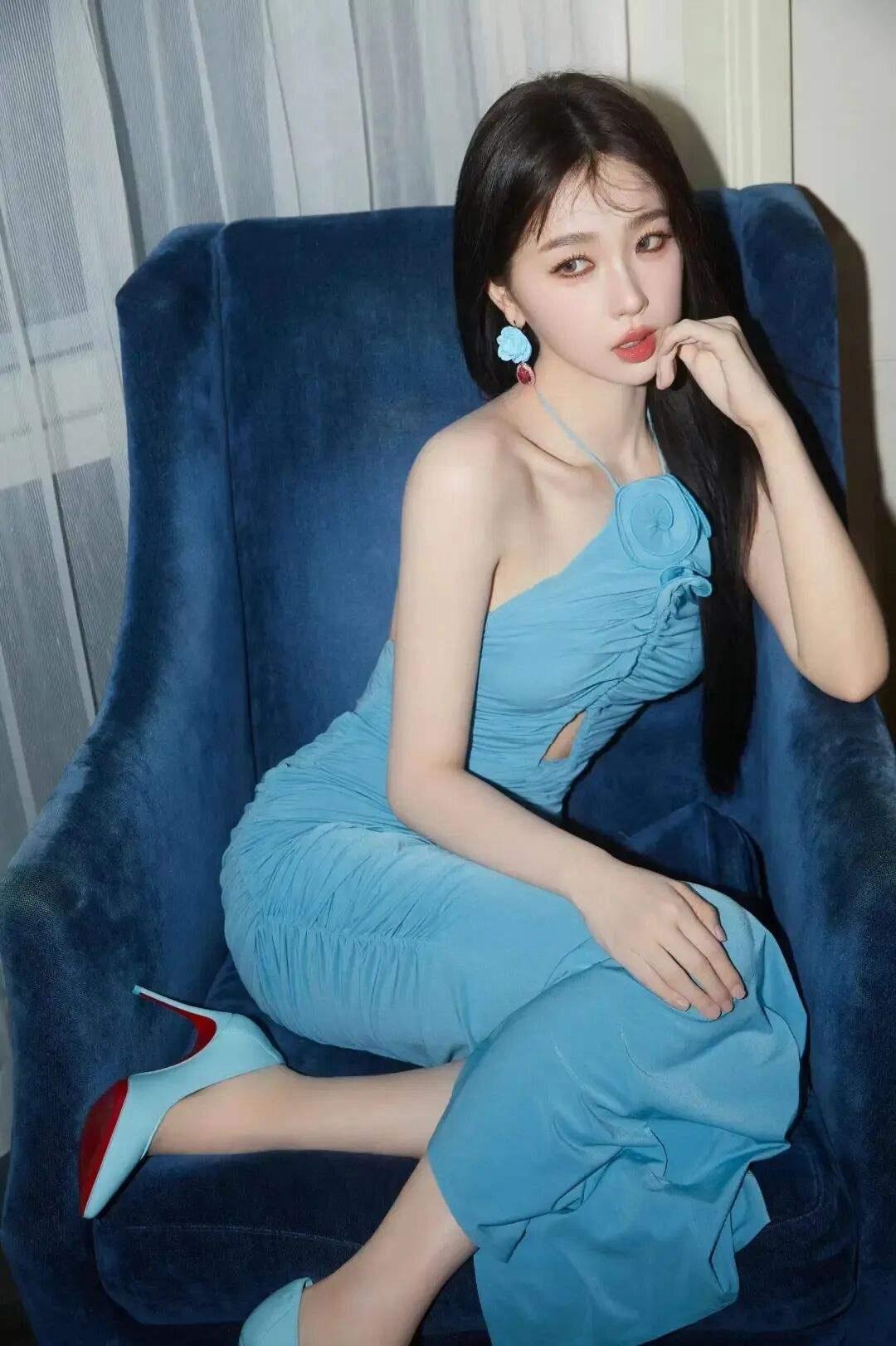 优雅蓝裙，红唇轻启，复古蓝椅，梦回上世纪。