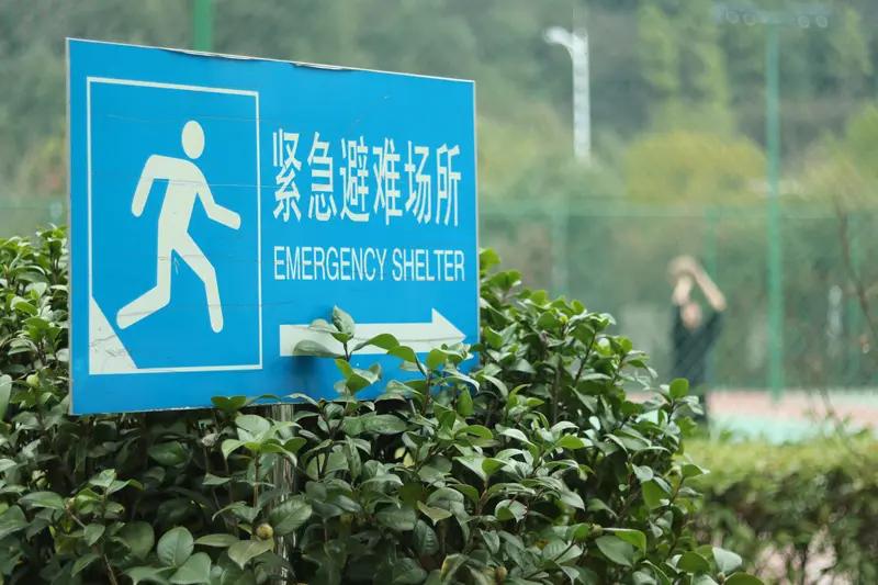 地震来临时有哪些应急避险技巧 地震来临时，不同场景有不同应急避险技巧。在城区，要