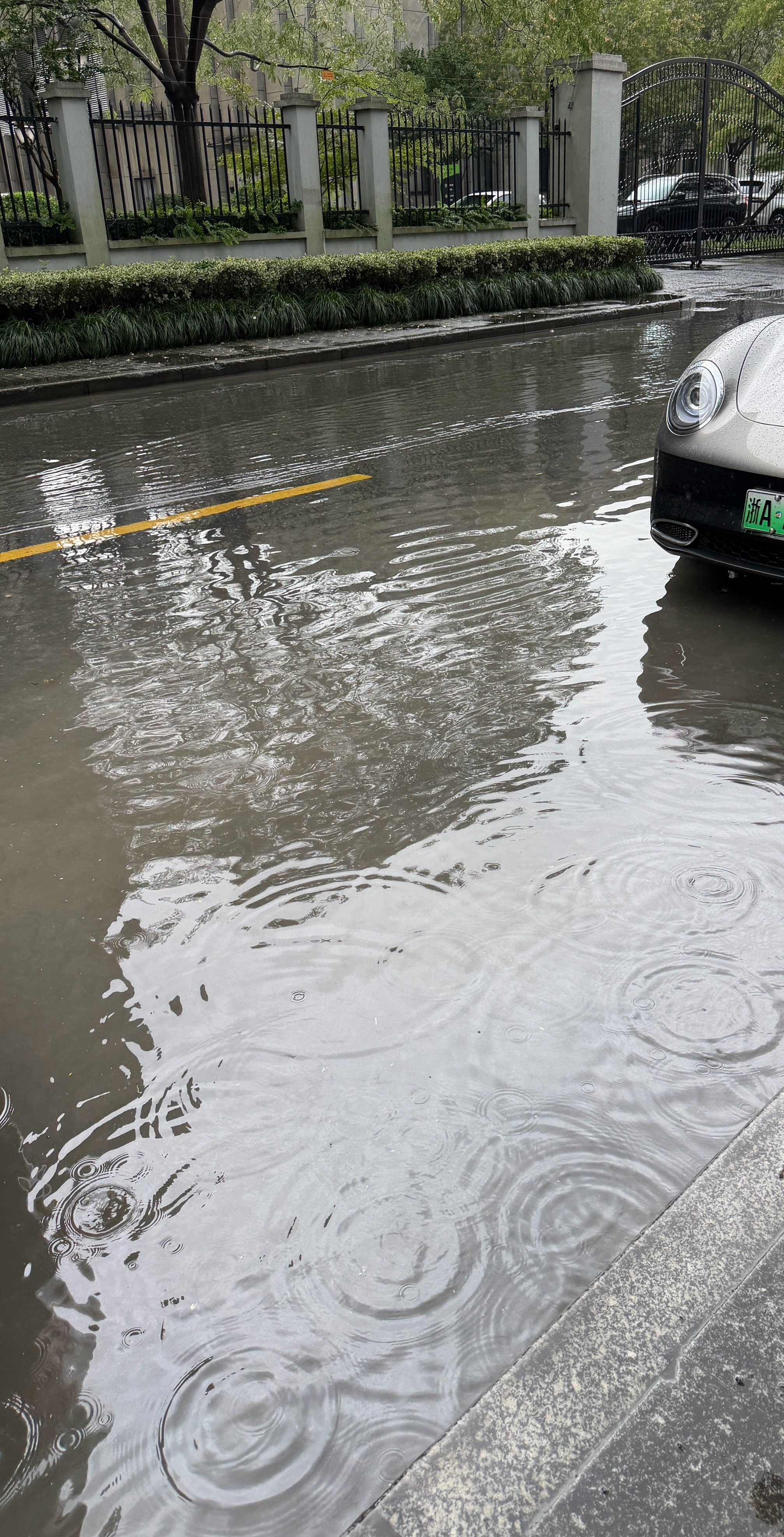谁说小鹏GX涉水700毫米安全稳行 没用的今天的杭州暴雨说明了答案