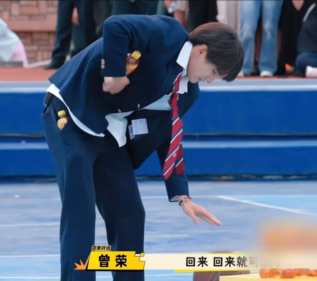从未见哪个男艺人这么疯狂找兜 被姚琛找兜的执着笑到窒息！他能在一首歌的时间里，反