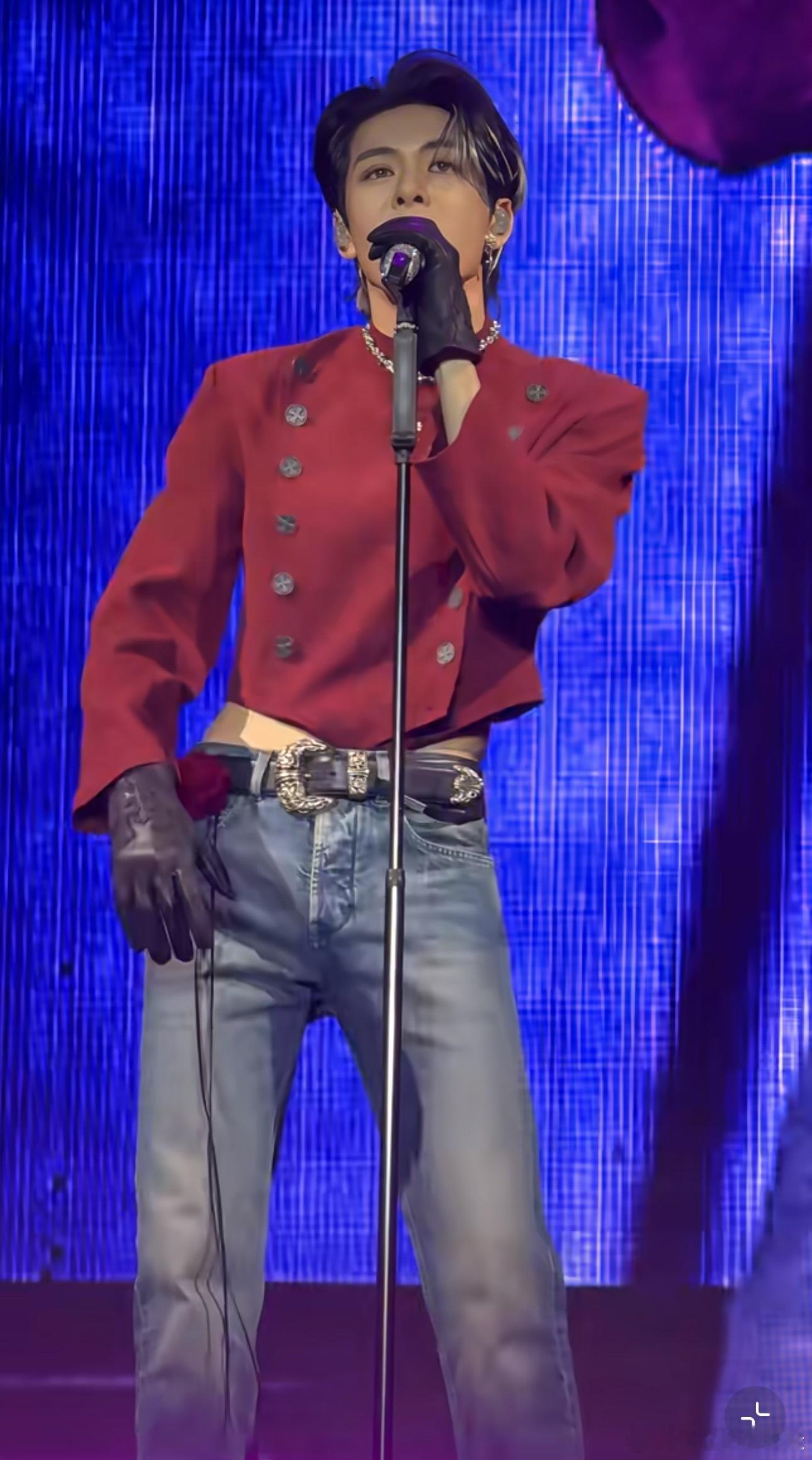 女装牛仔裤都做不到像曾舜晞这条牛仔裤这么服帖 