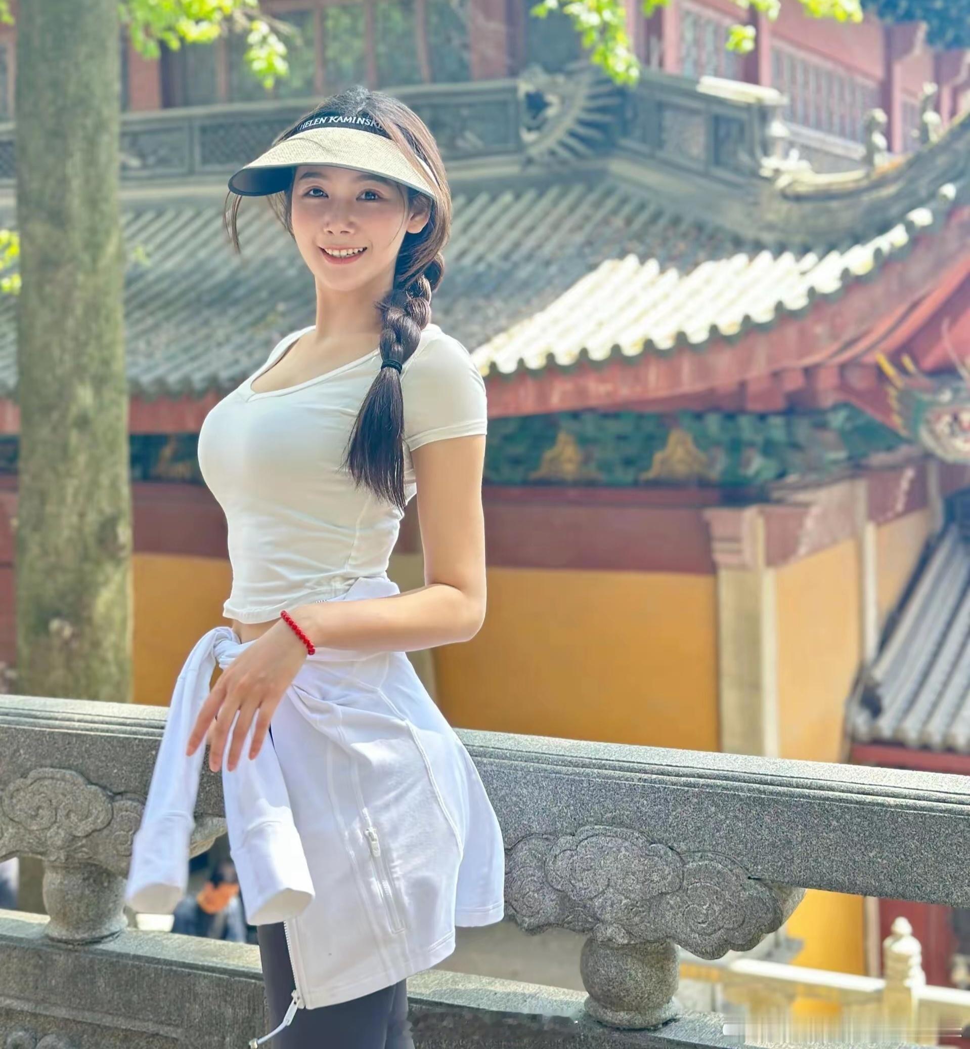 深圳，仙湖弘法寺。周末爬山祈福的小姐姐。