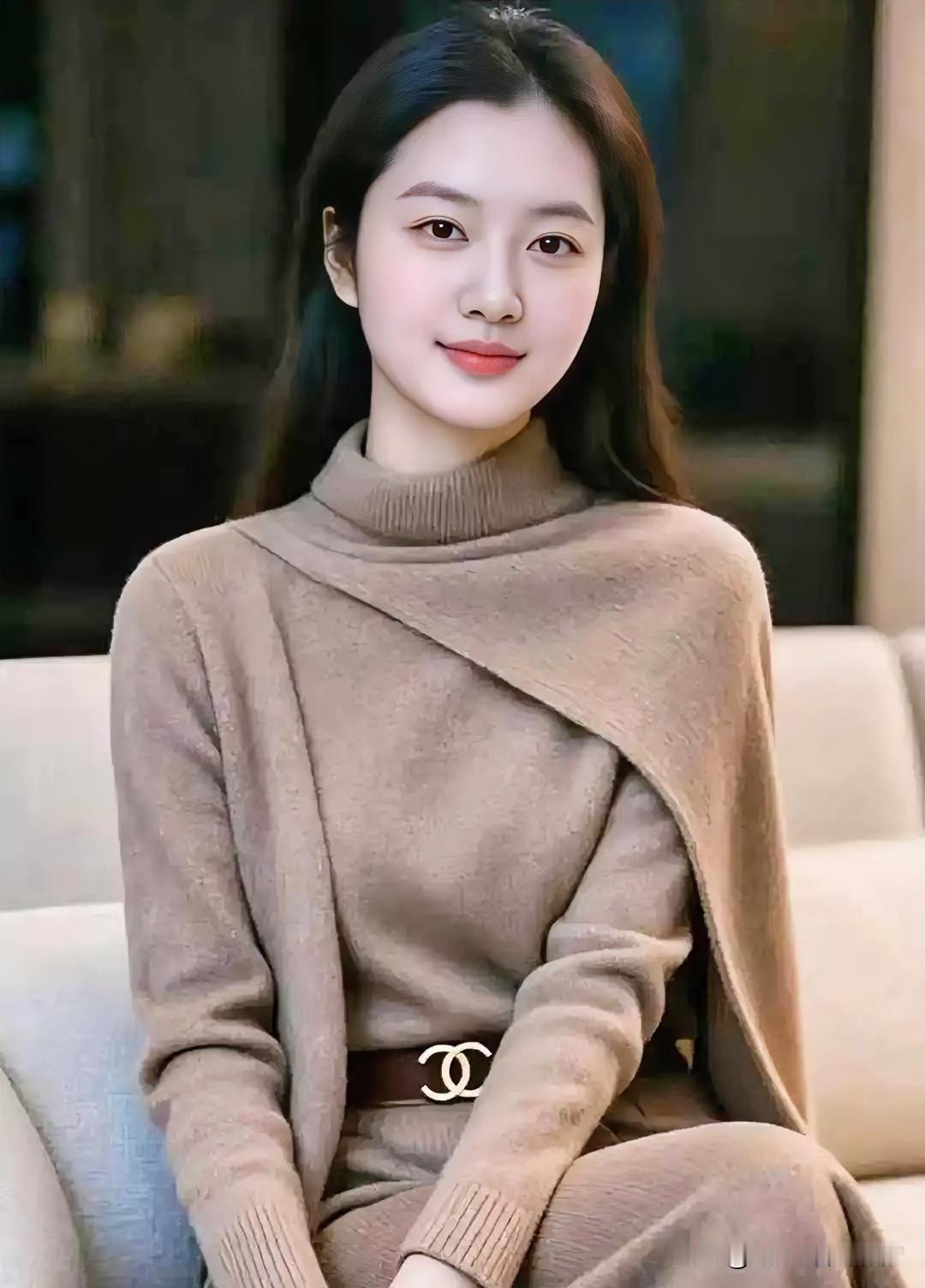 暖阳倾洒，一袭驼色针织温柔了岁月。斜襟轻垂，尽显优雅从容；知性温婉，浅笑盈盈。于