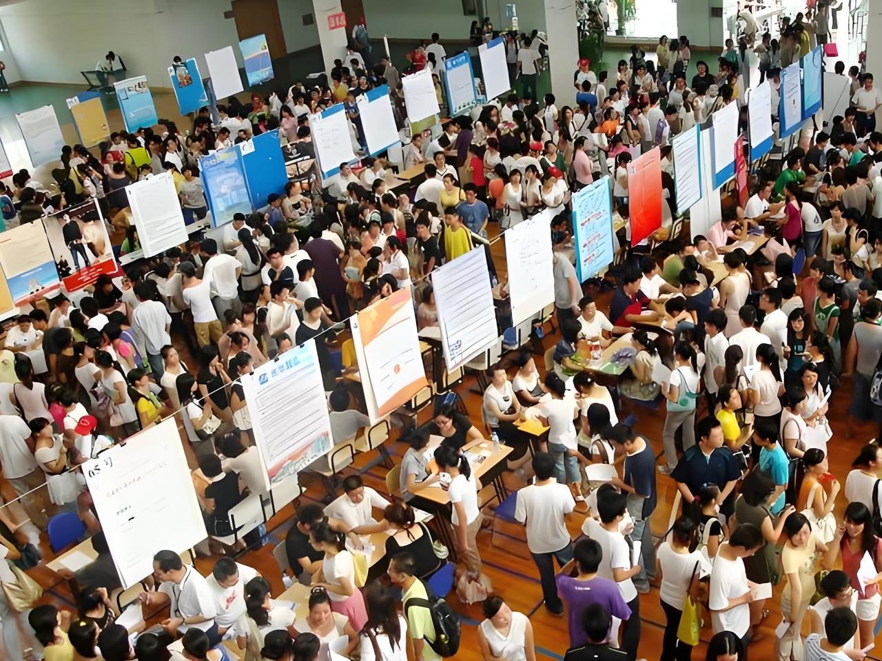 好无奈啊啊！我妈催我考研时，没看见 1270 万毕业生在抢 3000 块的岗😅