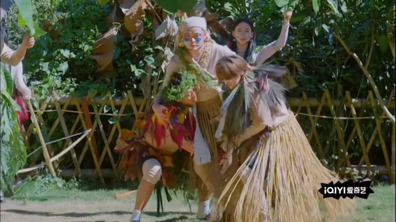 邓超鹿晗抱陈赫失败，背也没戏，索性换了走秀打开方式。邓超公主抱夏梦登场，野人妆配