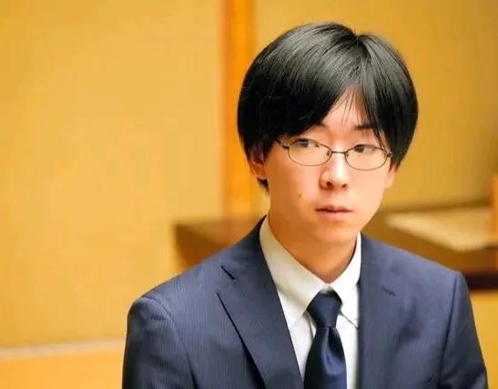 一步之遥与身临绝境


名人战是日本目前的第二大棋战。第48届七番棋大战由井山裕