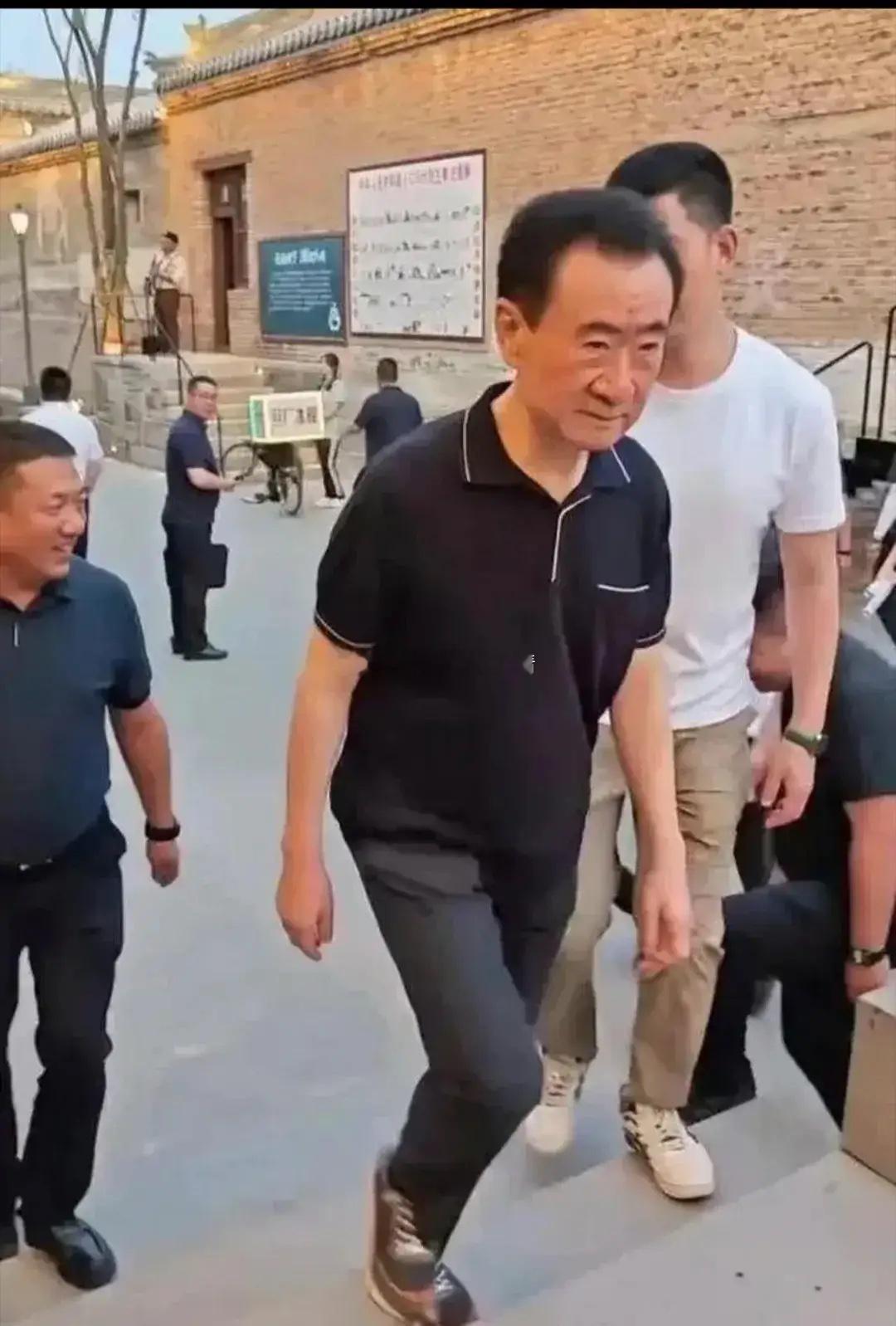 王健林为啥宁可卖去北上广深的万达，也不卖县城的万达一:2800亿的负债，急需要钱