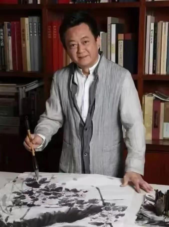 作为范曾先生的关门弟子，朱军的书画水平还是很高的，后半辈子基本就是靠这个吃饭了。