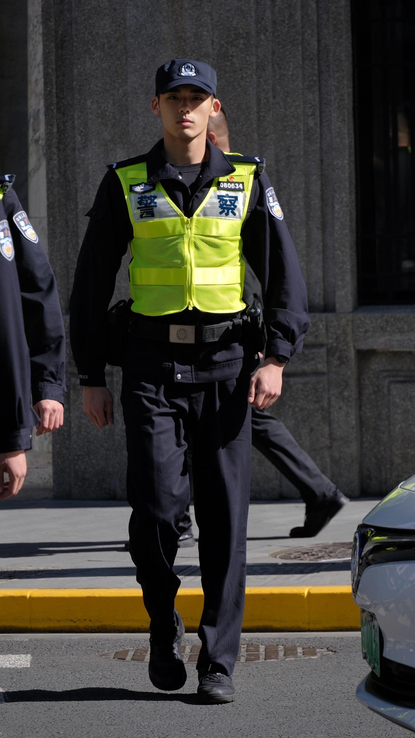 上海街拍。小哥哥继续看个够…上海警察外滩警察