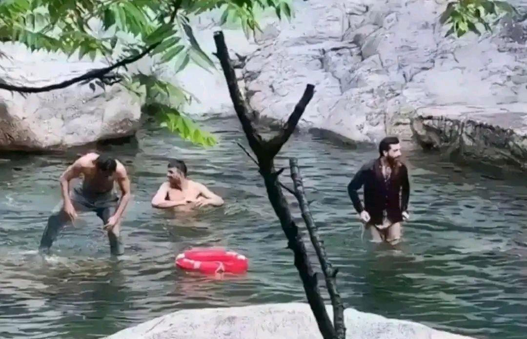 庐山这次算是把态度摆正了：规矩破了就得付出代价。三个印度游客在景区水池里打着肥皂