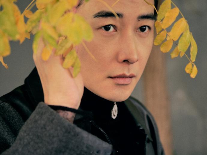 这居然是罗晋这居然是罗晋？！《时差一万公里》里他黝黑糙汉风，和上一部黑西装银眼镜