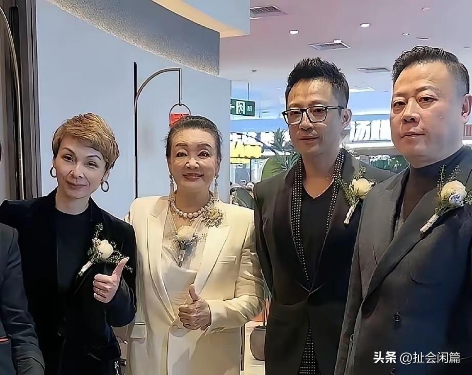 大家别吵了，别瞎操心了，人家娘俩好着呢！
张兰和汪小菲一起出席了新店的开业典礼，