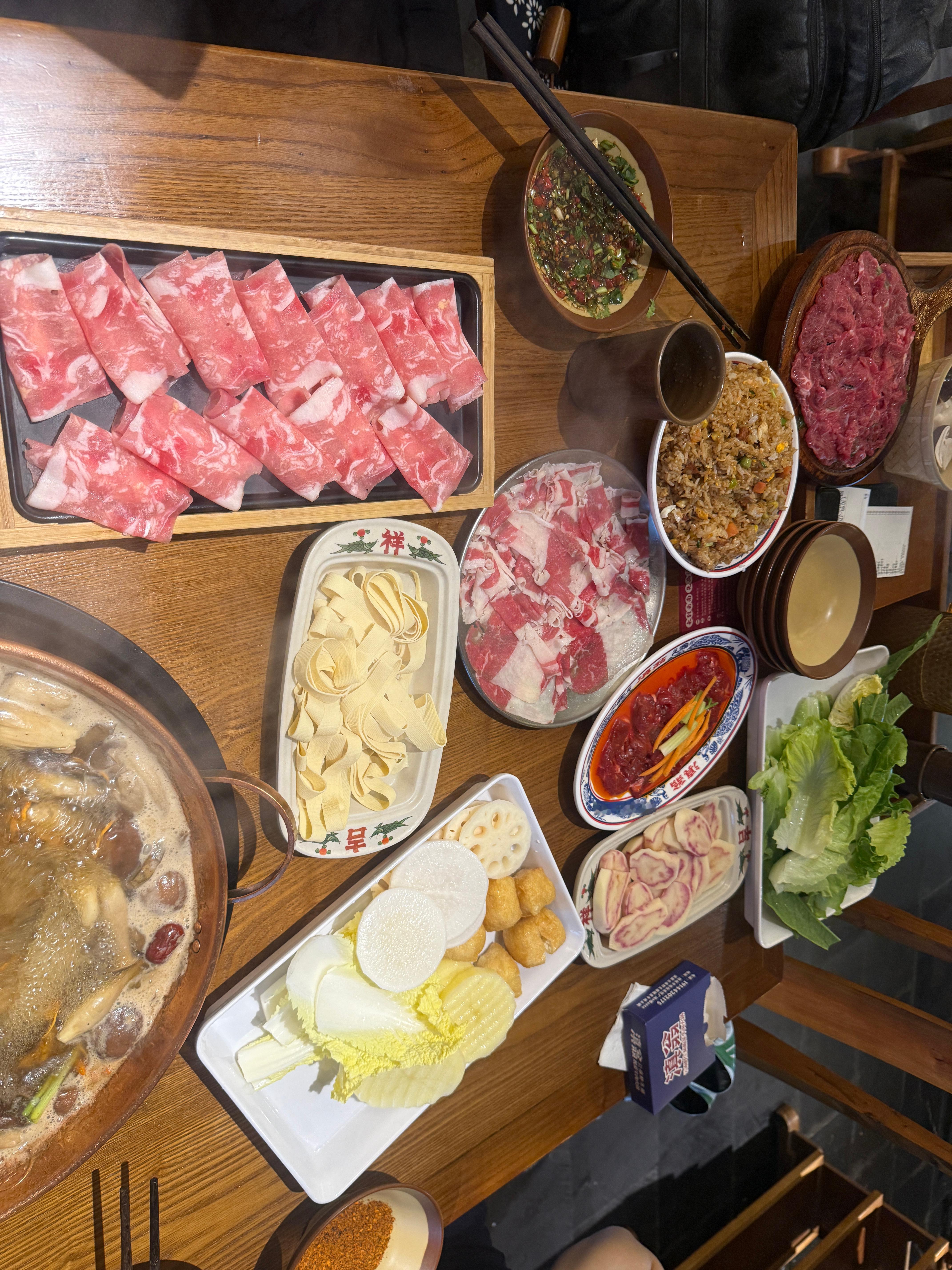 今天放松一天 专注和姐妹吃饭聊八卦