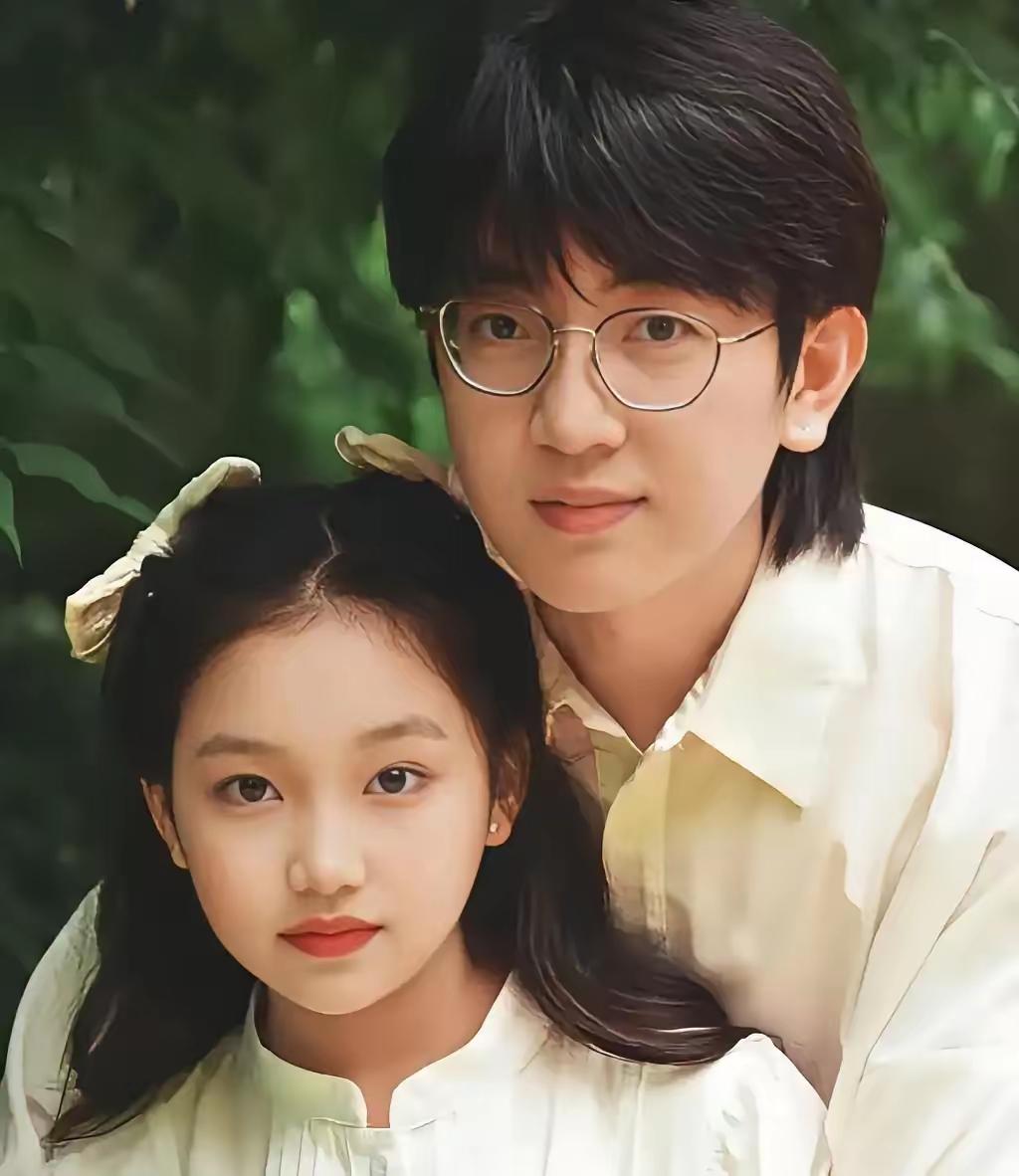 泪目！上海男子李伟领养了一个12岁的盲童女孩，花25万给他治眼睛，谁料女孩眼睛治