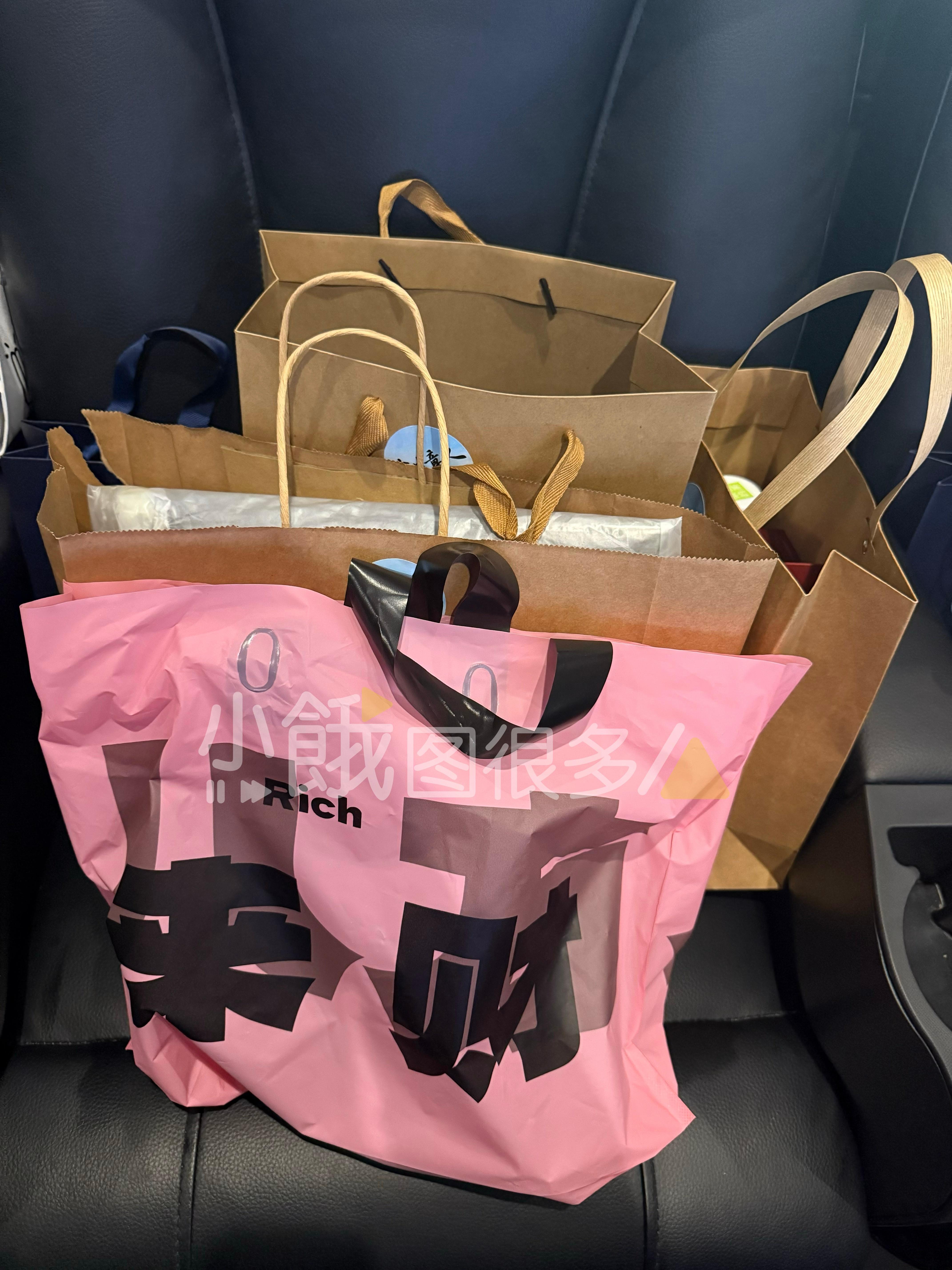 《大生意人》主创今天也给了好多伴手礼，孙千老师送大家的腊肠狗挂件超可爱