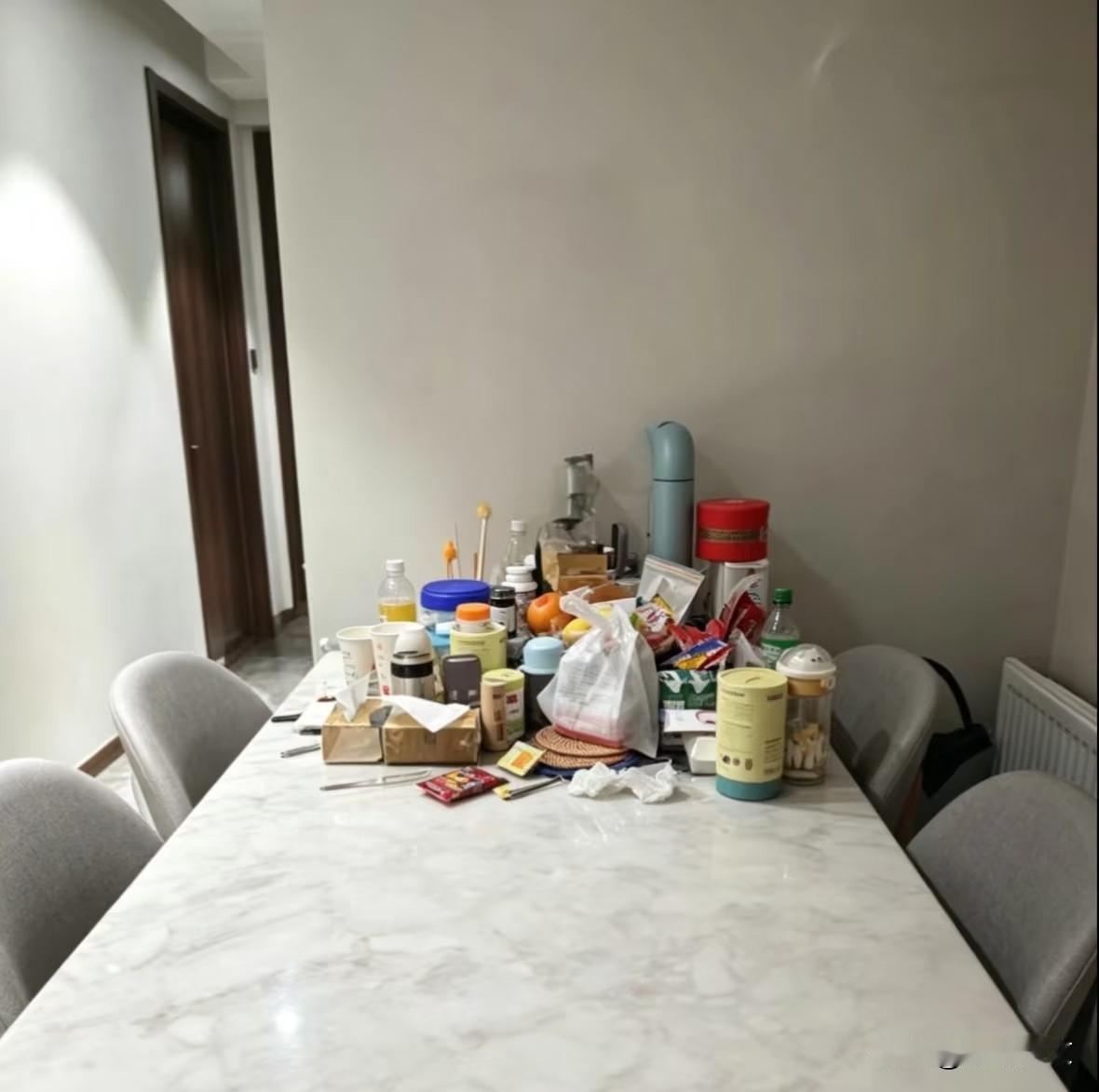 月薪3500元钟点工阿姨
整理后的餐桌。
她每天下午4点到我家工作3个小时说没时