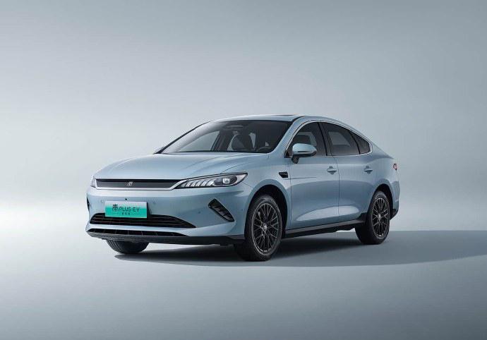 刷到一条消息，说秦PLUS出了个“史上最强金融政策”。
本来对这种促销海报已经有