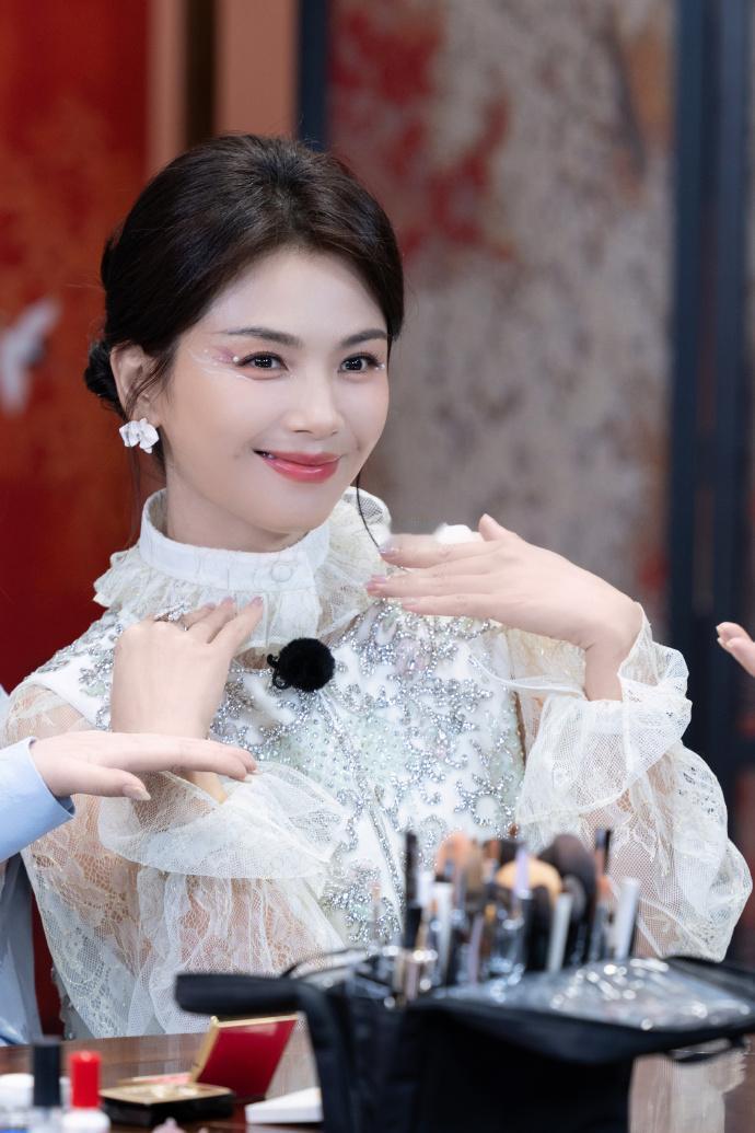 最近刘涛在海边拍摄了一组很美的大片，她看起来格外的年轻，气质超好。

刘涛里面穿