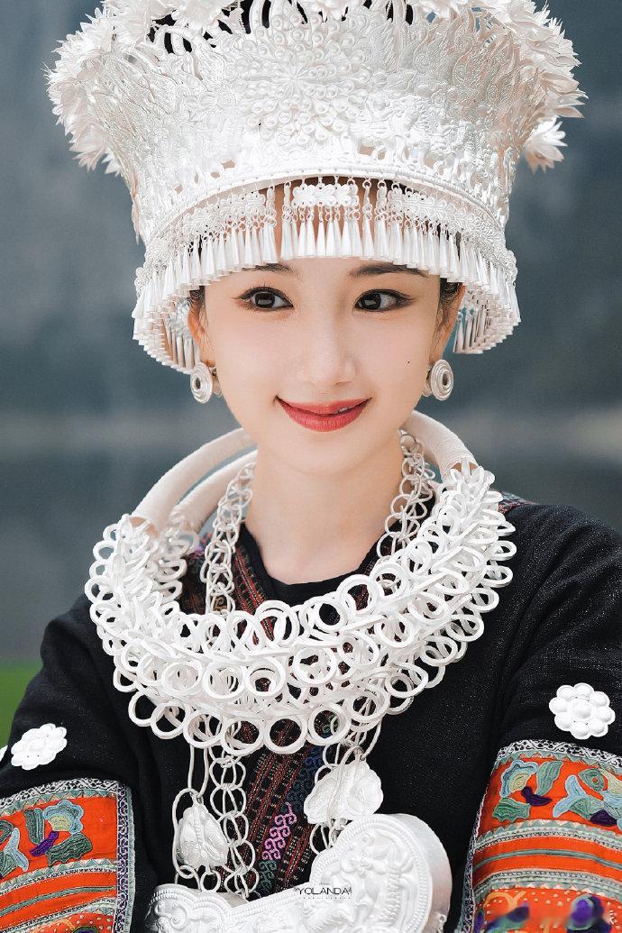 央视镜头下的毛晓彤美到犯规！端庄又甜美，大气带坚韧，华服素妆轻松驾驭，非遗苗绣造