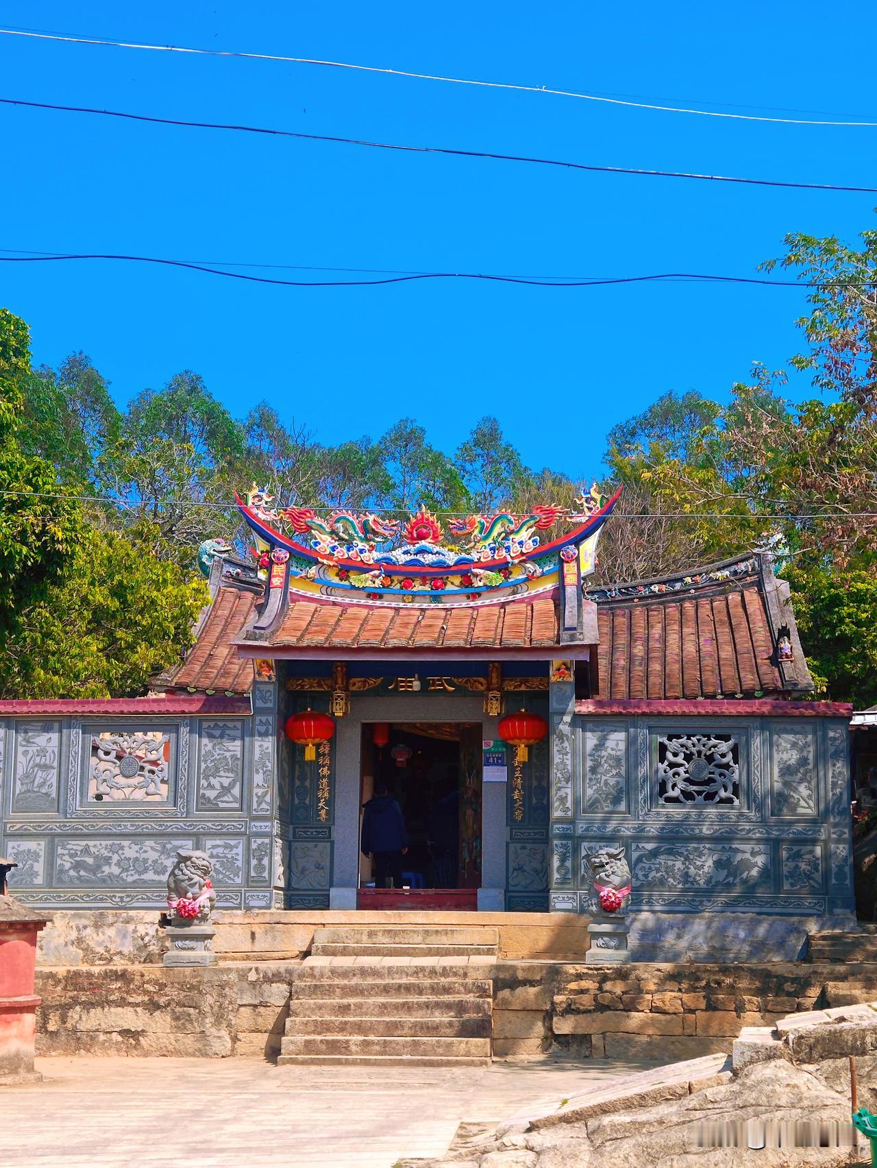 到福建省漳州市漳浦赵家堡的游客，进北门后通常会逆时针沿古城墙绕一圈逛沿路风景，而