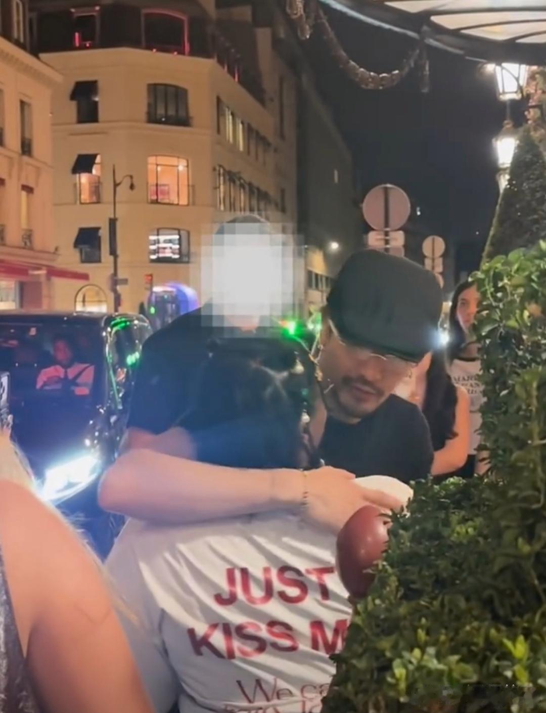 王嘉尔亲吻粉丝今天有网友在巴黎街头偶遇王嘉尔，他不仅没有明星架子，反而主动上前和