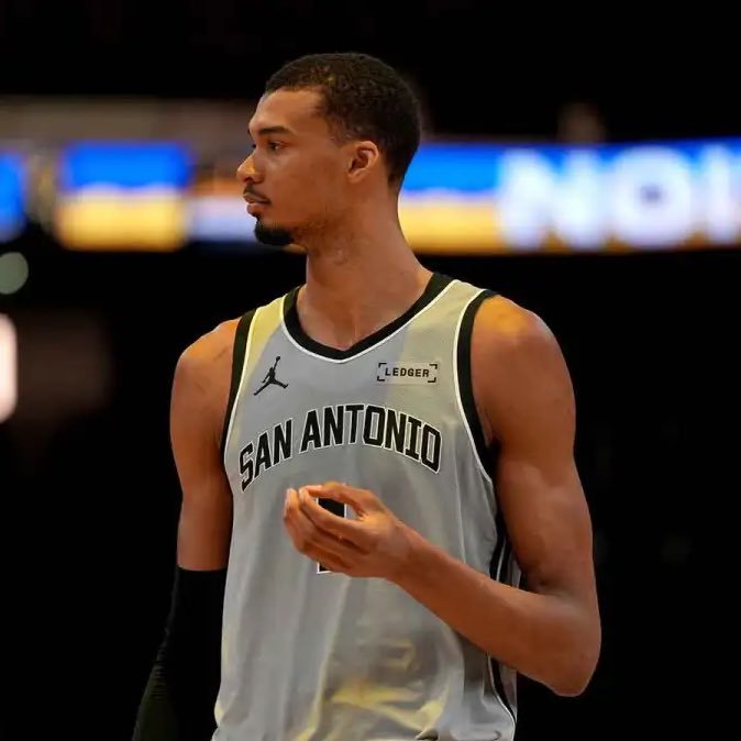 Chris Haynes：文班亚马（肋骨挫伤）的核磁共振检查结果正常，没有出现严