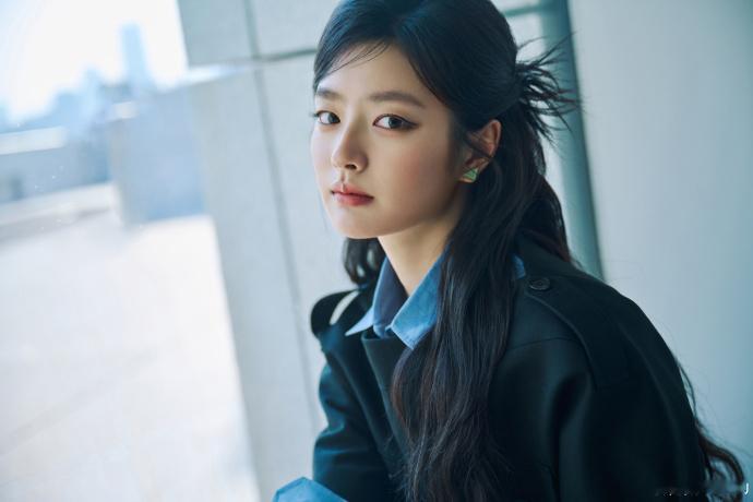 徐若晗 英语老师的即视感救命！徐若晗这组Prada活动图，英语老师的即视感也太强