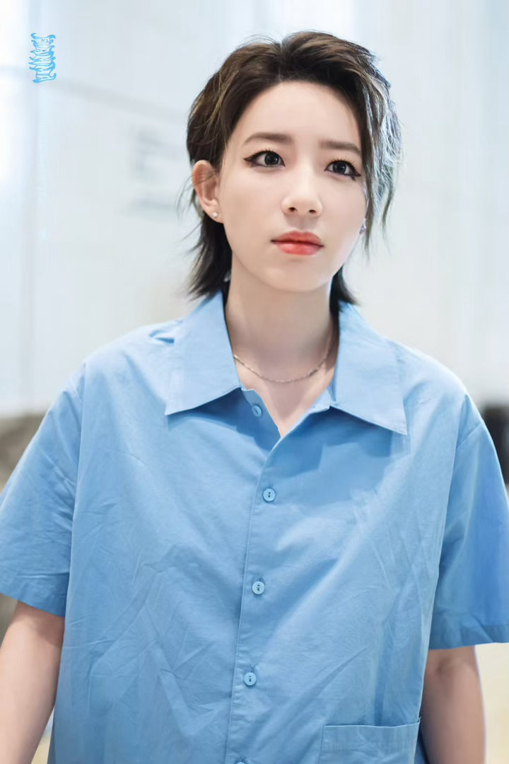 花蝴蝶那个舞台她rap一出来，整个表演的质感都不一样了，李斯丹妮真的太会了。 