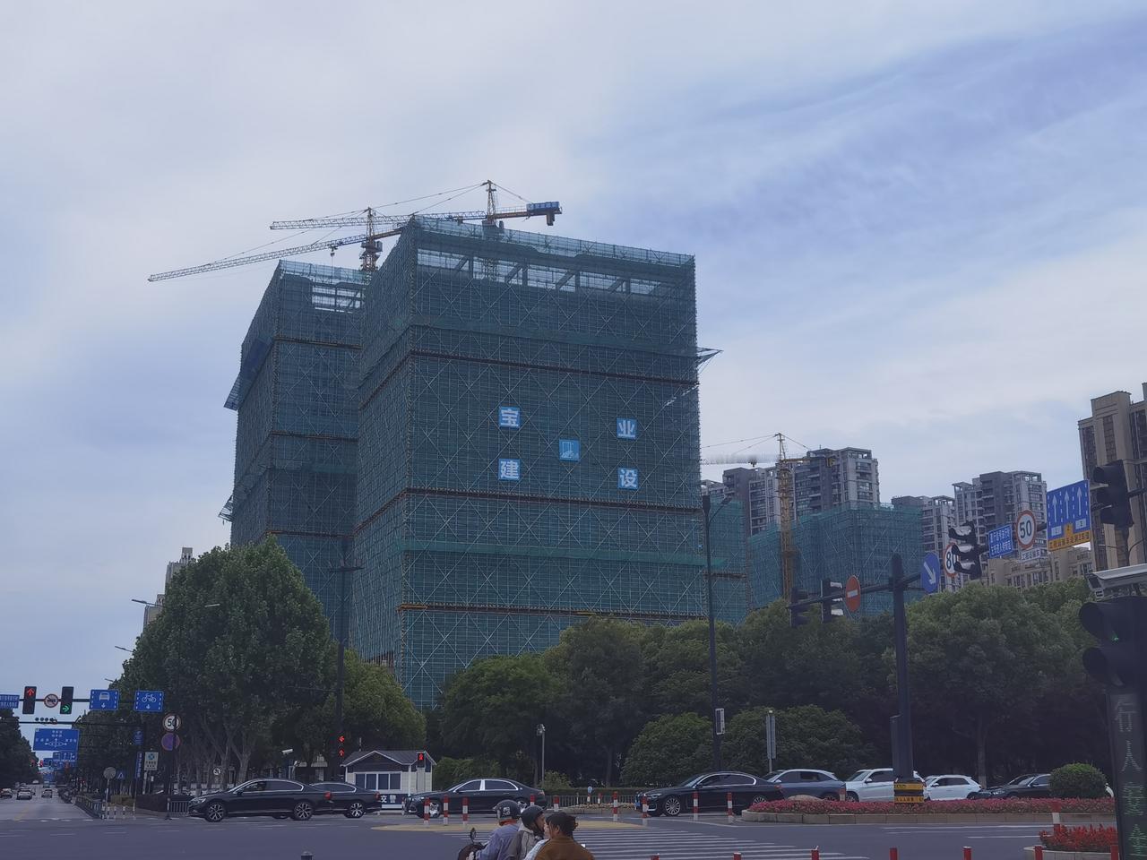 尚都中心，多灾多难。好不容易摆脱烂尾，2023年重新开工，2025年就应该完工的
