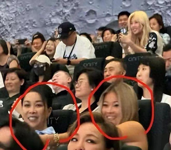 那英时隔多年重启的北京演唱会上，最让人暖心的一幕藏在观众席包厢里。被她保护了19