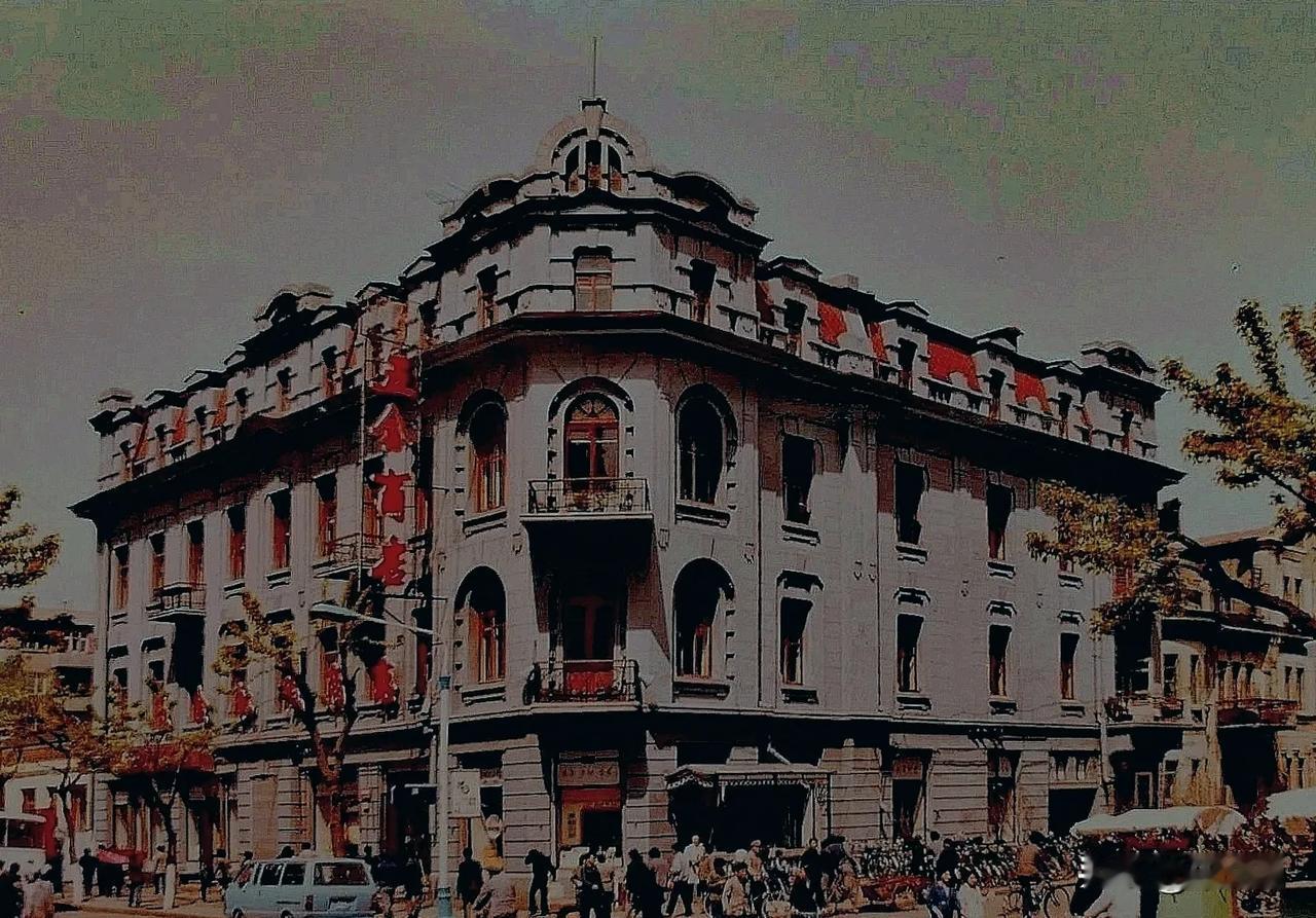 百年中央大街，现存的第十九栋百年老建筑哈尔滨市五金电工公司商店与公司办公楼，内部