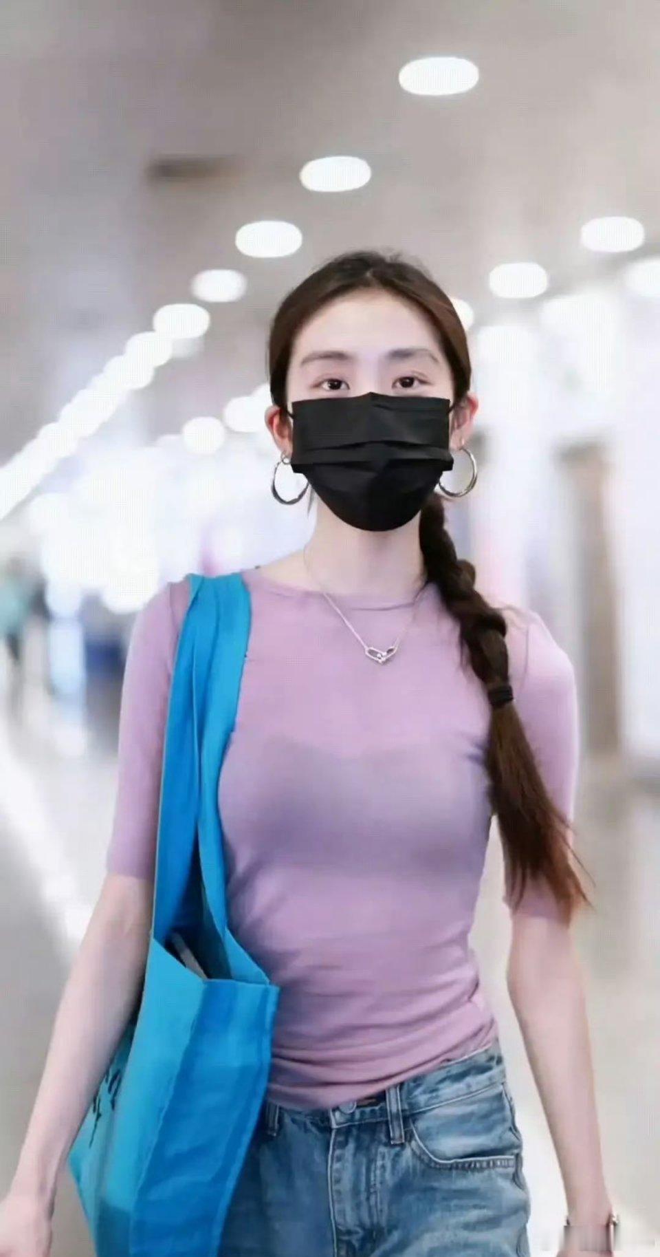 有人说黄多多很像素颜的刘诗诗，我觉得还好吧[融化][融化][融化] 也没有很像 