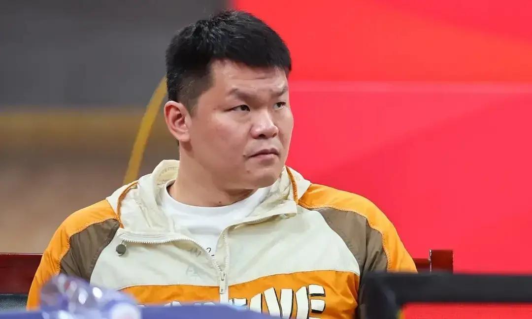 120万人挤爆直播间！
 
广东男篮自己开麦，首场就把第三方主播踢出局。
 
抖