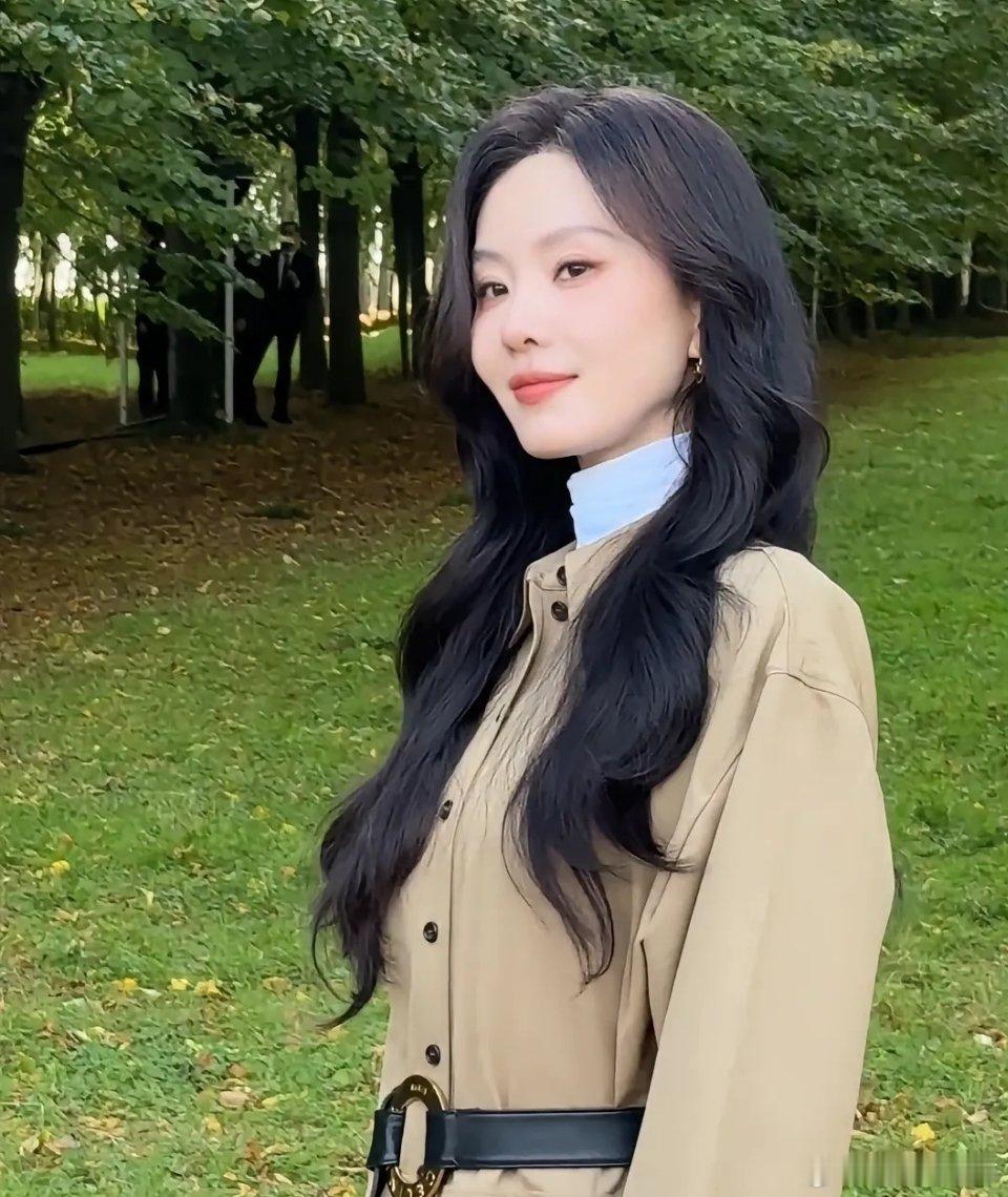 她笑起来总是温柔又治愈，让人感觉整个世界都慢下来了。这种没什么心机、性格又好的人
