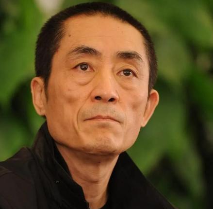 2008年奥运会开幕式上，姚明高举红旗走在人群正前方。突然，张艺谋脸色大变，冲着