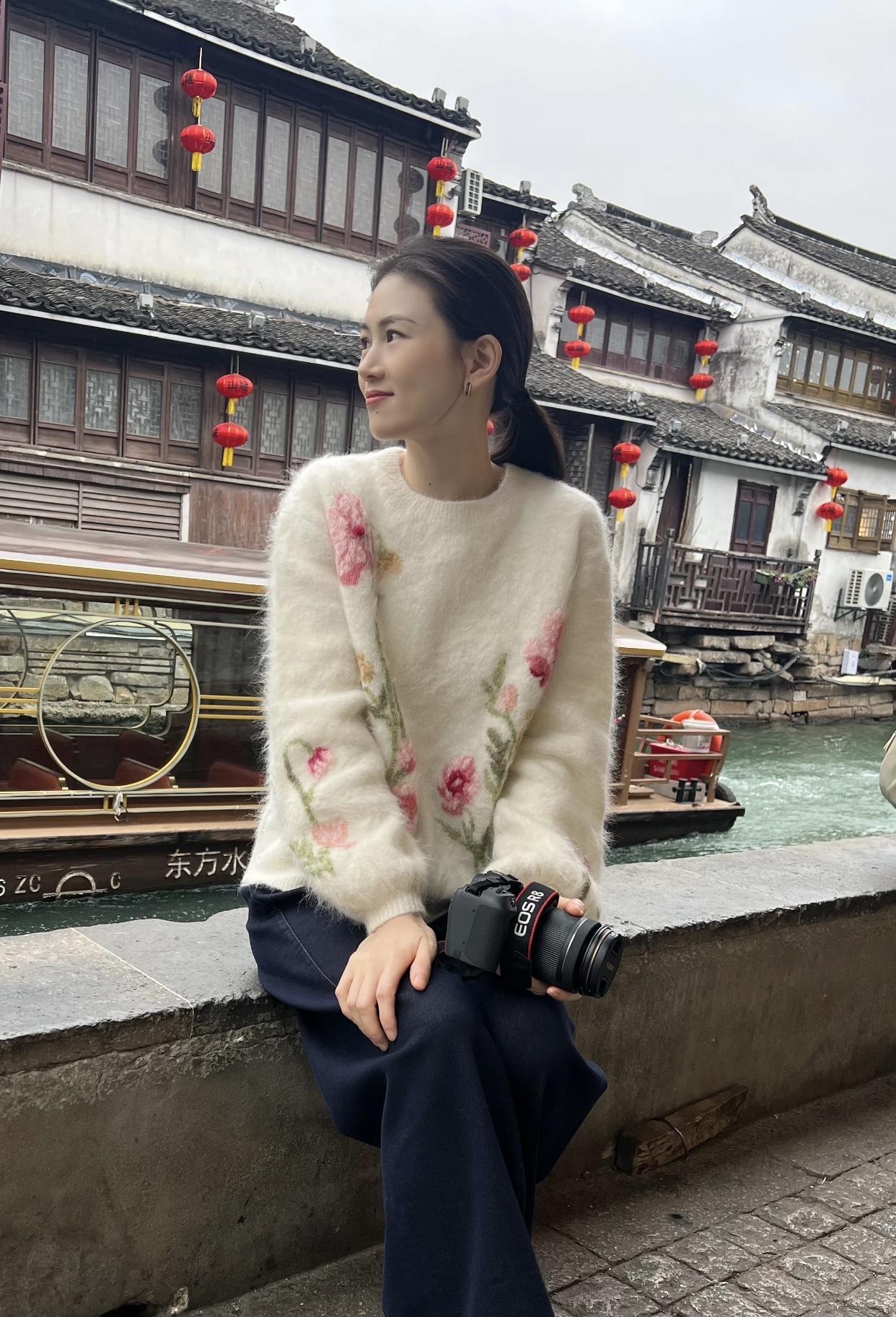 细节之处见真章，温润得体，分寸把握精准。比如知晓“延后几秒”礼仪，做事不慌不忙；