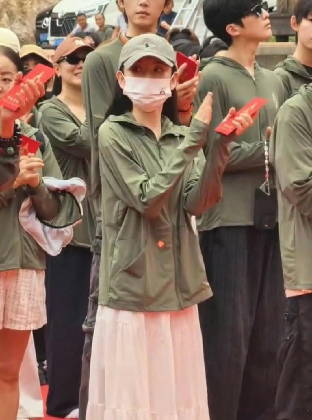 表妹万福今天开机 终于盼到《表妹万福》开机！现场福字设计好有巧思，和剧名超搭，明