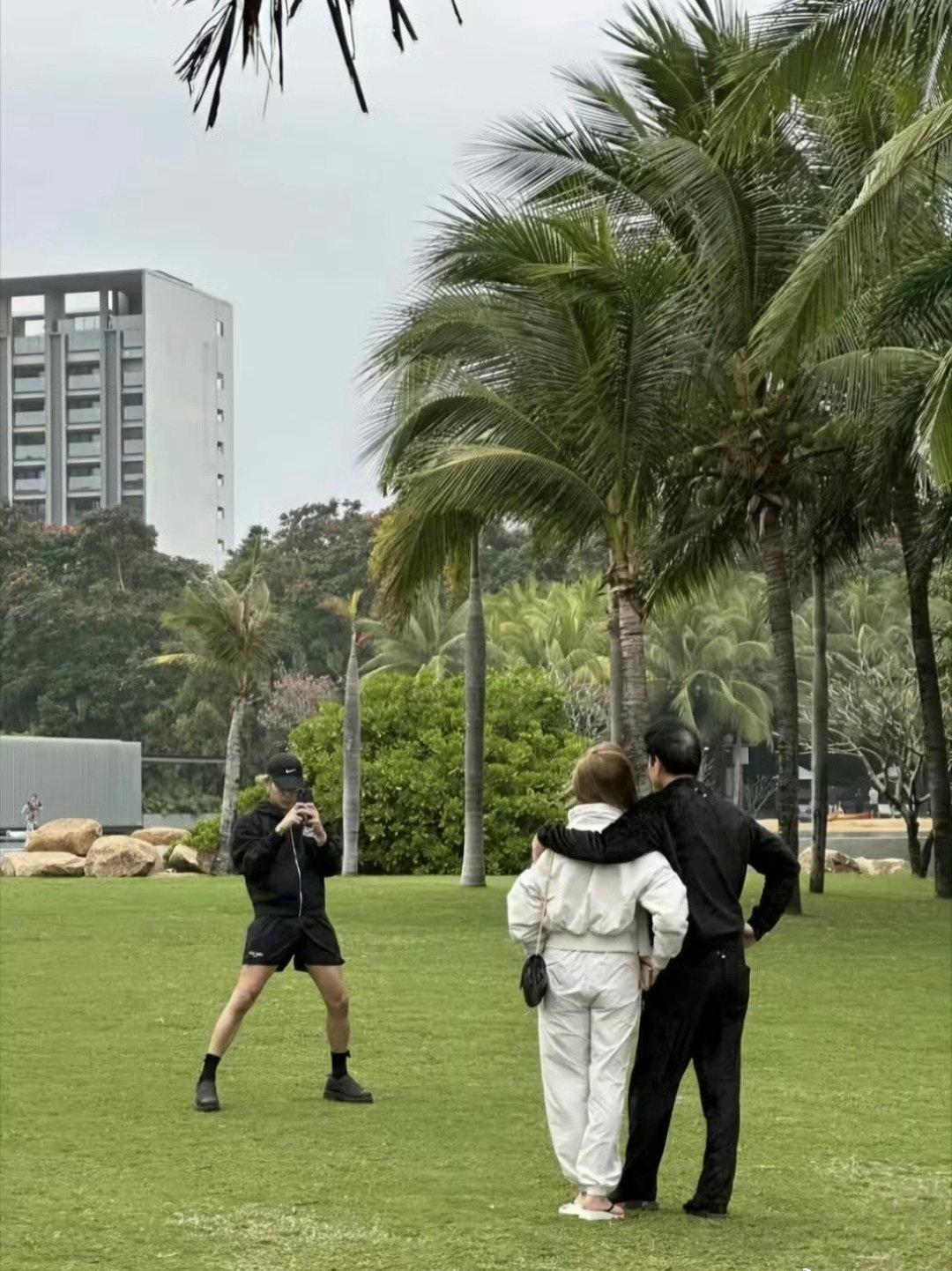 这不是简单的亲子陪伴，而是三代人关于爱与支持的生动实践。王嘉尔用行动证明：最强大