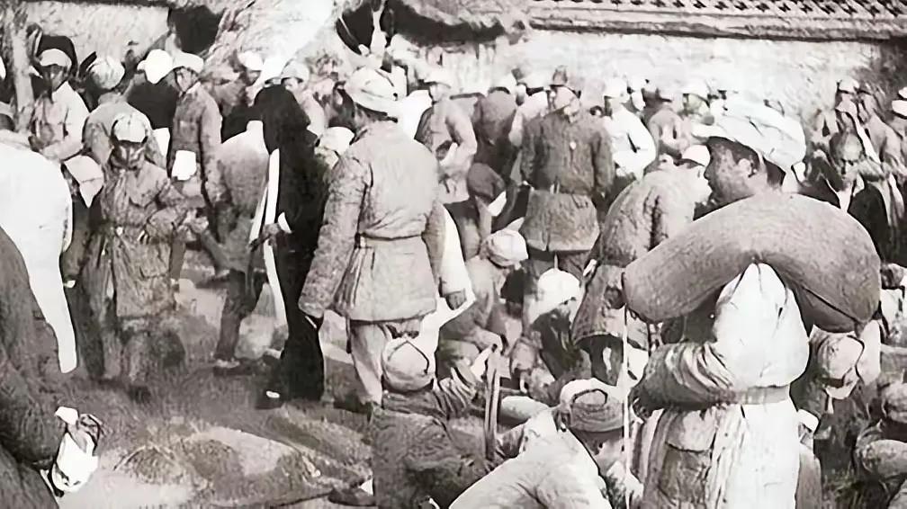 1939年，一地主将300名八路军接到家中休养，谁曾想不久后就被2000名日军包