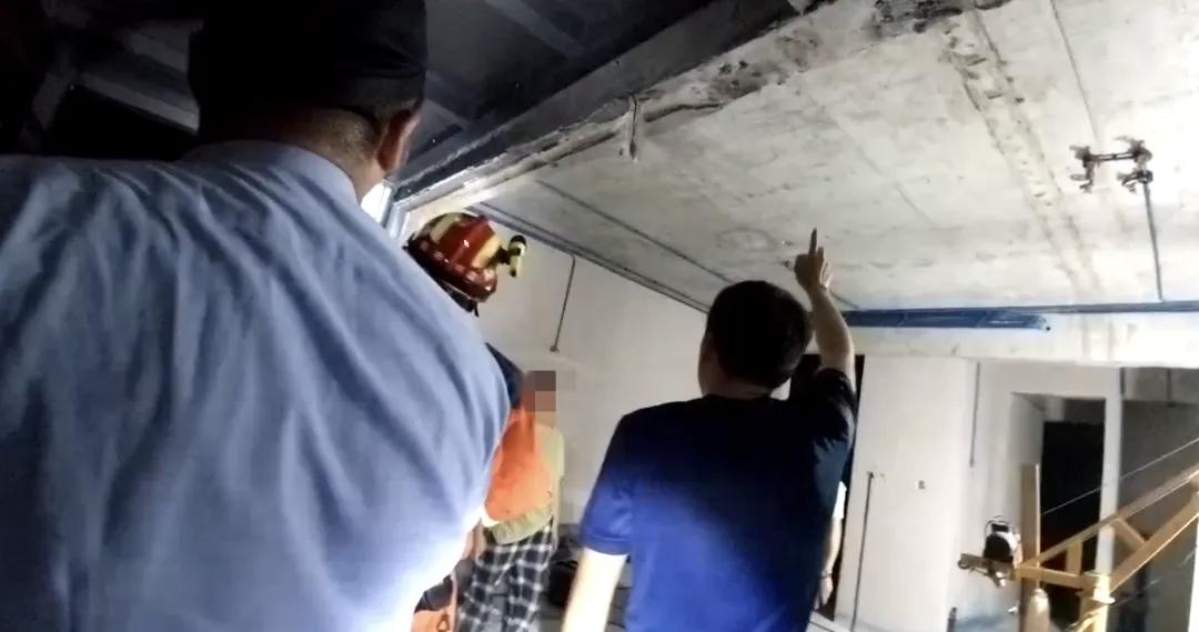 下班清点时少了一个人，工友竟被封进楼层夹层：人救出来了，责任不能就此放下

下班