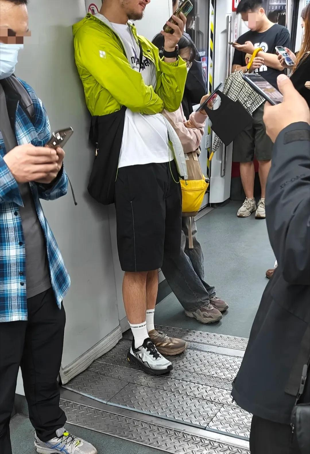 这哥们的鞋竟然穿成一样一只，这是早上起来赶时间没注意吧！