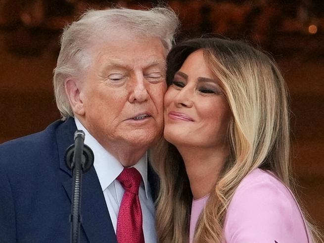特朗普有麻烦了？
美媒关键时刻曝出大丑闻，居然与自己妻子有关
 
2026年全美