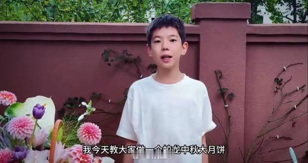 中秋佳节，霍思燕晒出儿子嗯哼做月饼的视频，画面温馨满满。11 岁的嗯哼在视频中尽